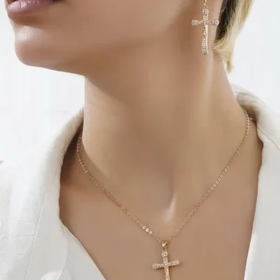 نیم ست بدلیجات زنانه طرح صلیب طلایی با نگین های درخشان