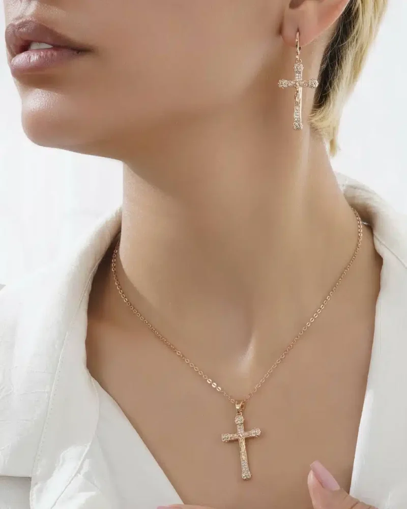 نیم ست بدلیجات زنانه طرح صلیب طلایی با نگین های درخشان