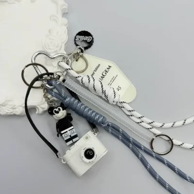 بگ چارم استایلژیک با آویز میکی موس، دوربین فانتزی، در بازکن کوکاکولا، بندهای رنگی و تگ آکواژن