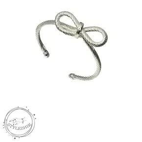 نقره‌ای: تصویر بنگل پاپیون استیل نقره‌ای مناسب دستبند روزمره و مجلسی