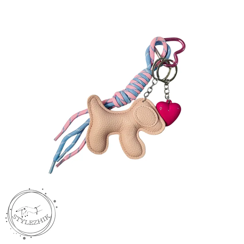 بگ چارم فانتزی سگ کرمی با آویز قلب صورتی و طناب آبی‌صورتی استایل خاص