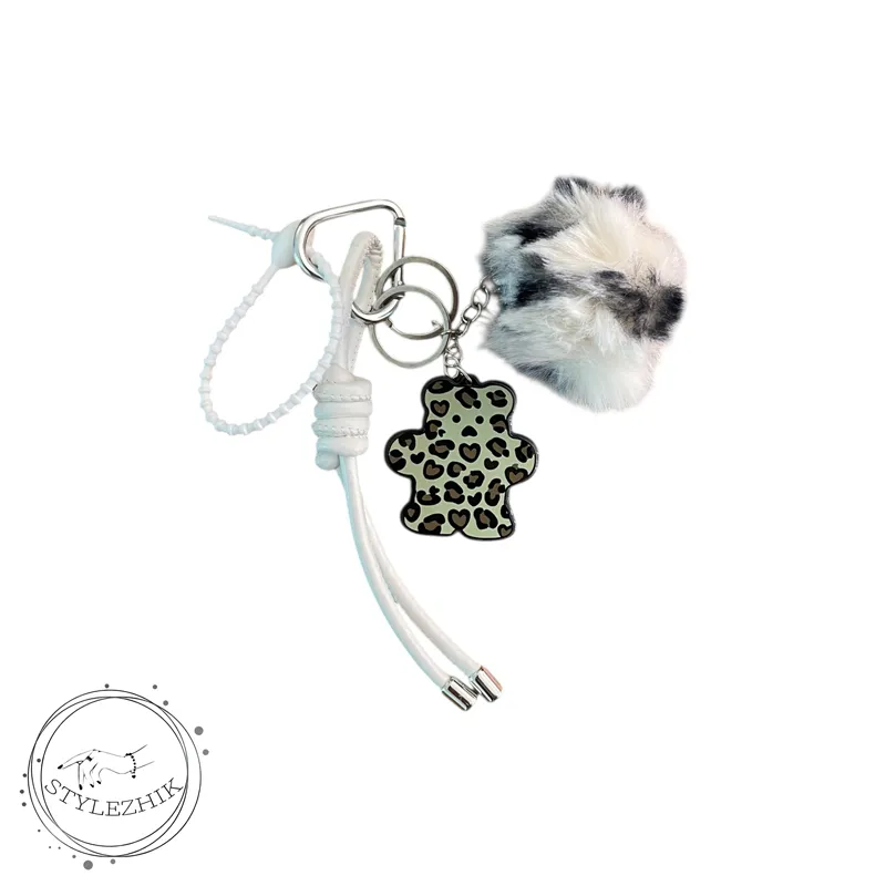 بگ چارم خرسی پلنگی با پوم‌ پوم خزدار | آویز کیف دخترانه شیک و ترند